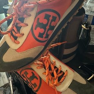 Muy bonitos tenis Tory Burch originales color crema con naranja